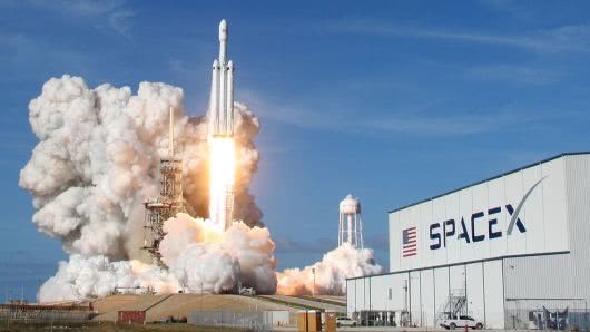 商业载人飞船：SpaceX载人飞船明年试飞.png